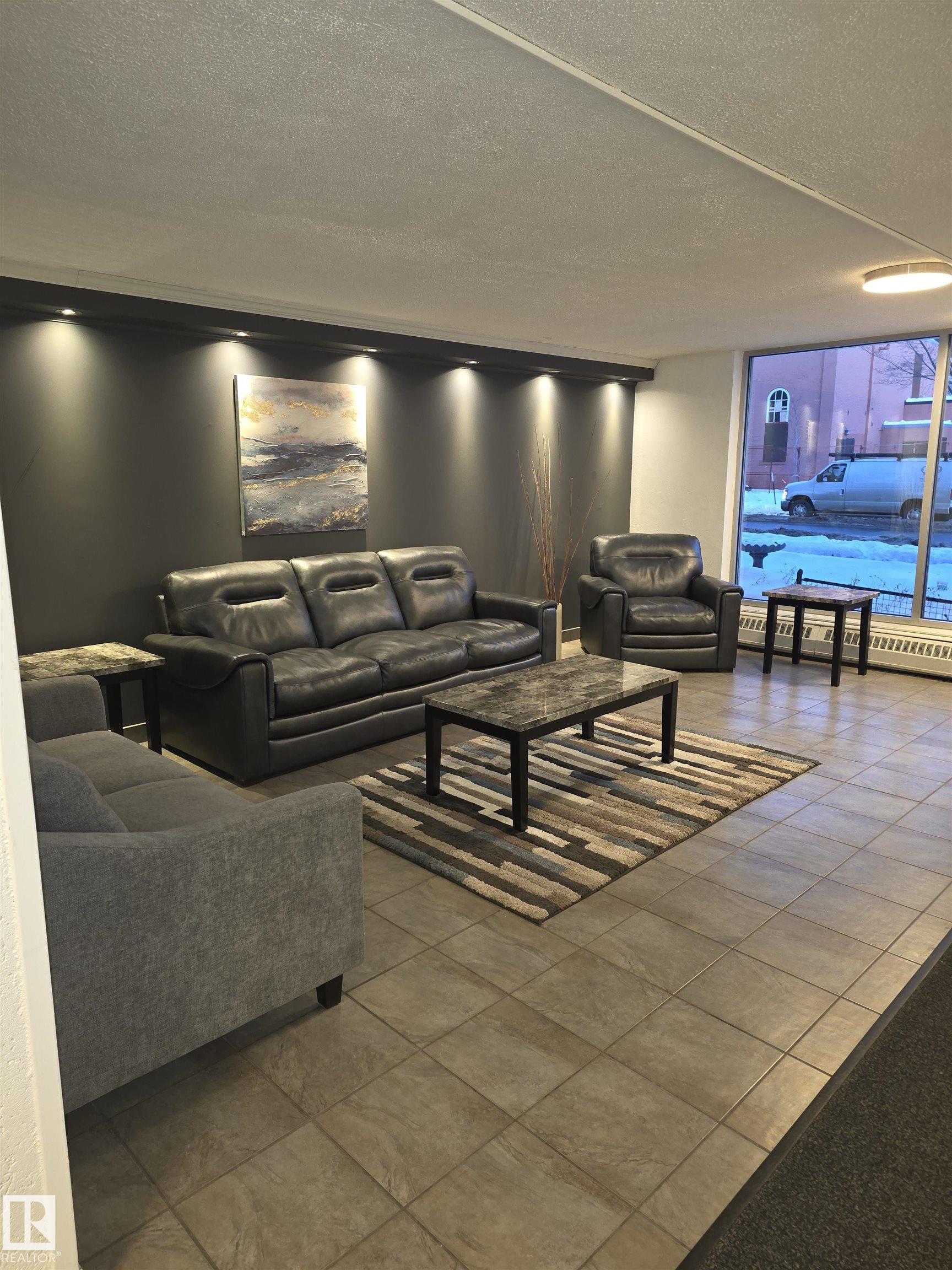 Photo 4 at 1402 - 9816 112 Street NW, Wîhkwêntôwin, Edmonton