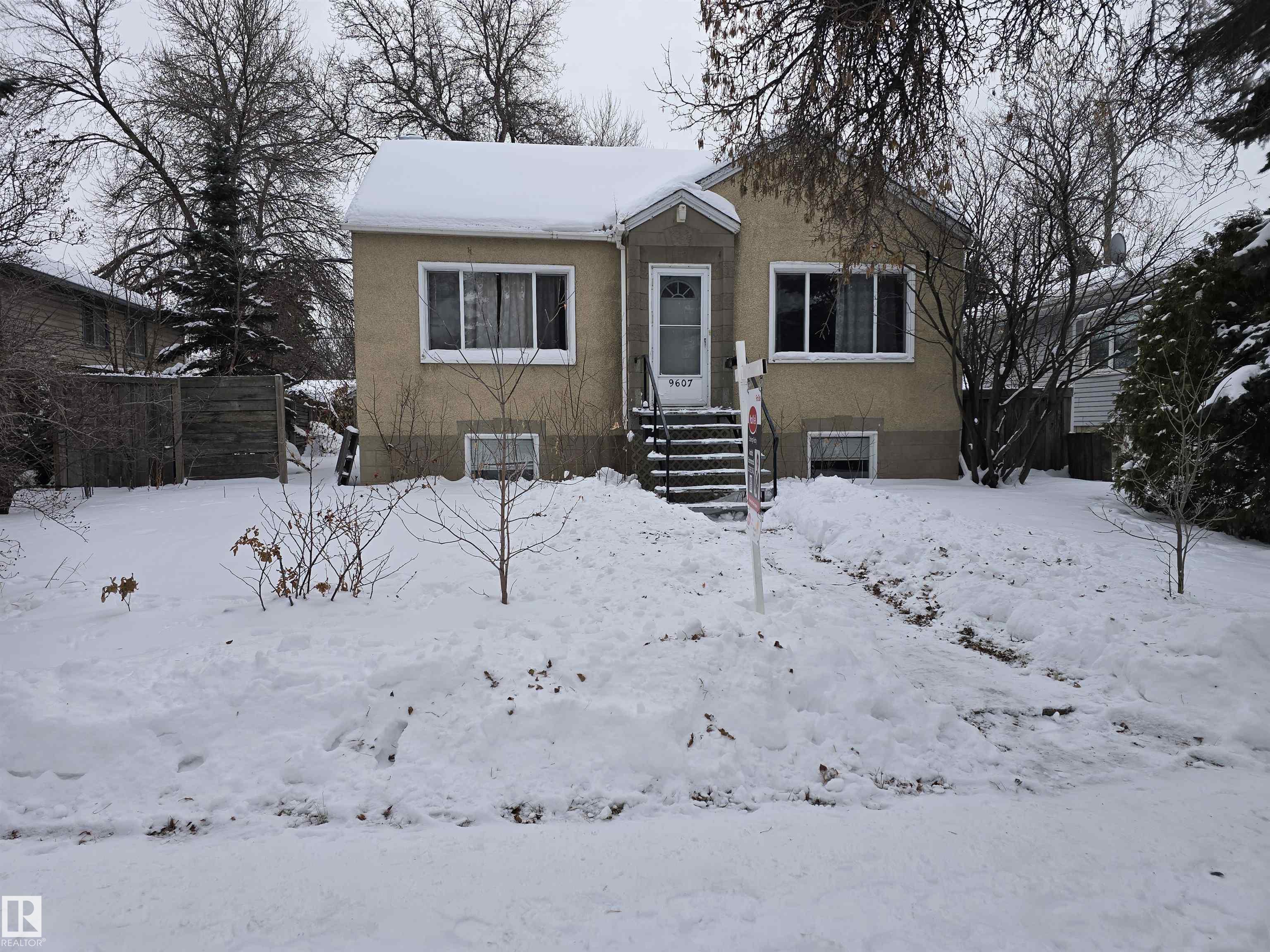 9607 72 Avenue NW, Hazeldean, Edmonton photo number 2