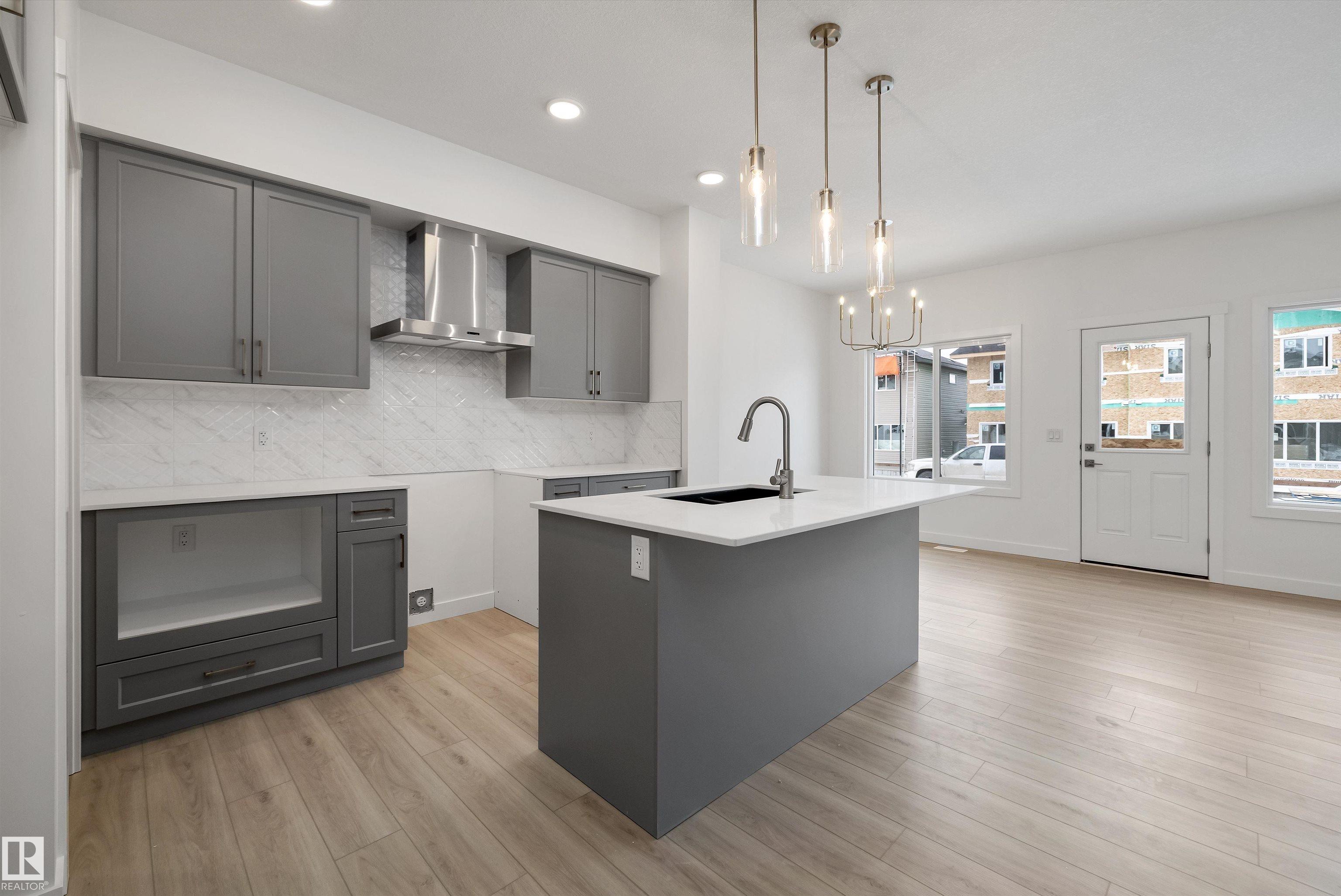 Photo 7 at 921 19 Avenue NW, Aster, Edmonton