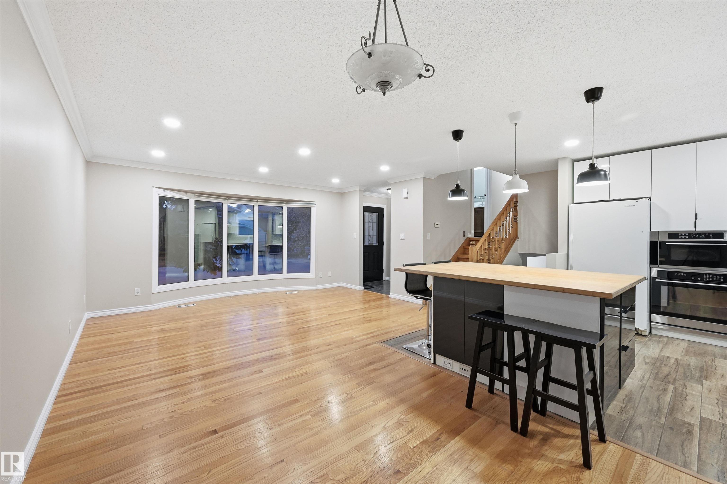 Photo 2 at 16803 93 Street NW, Lago Lindo, Edmonton