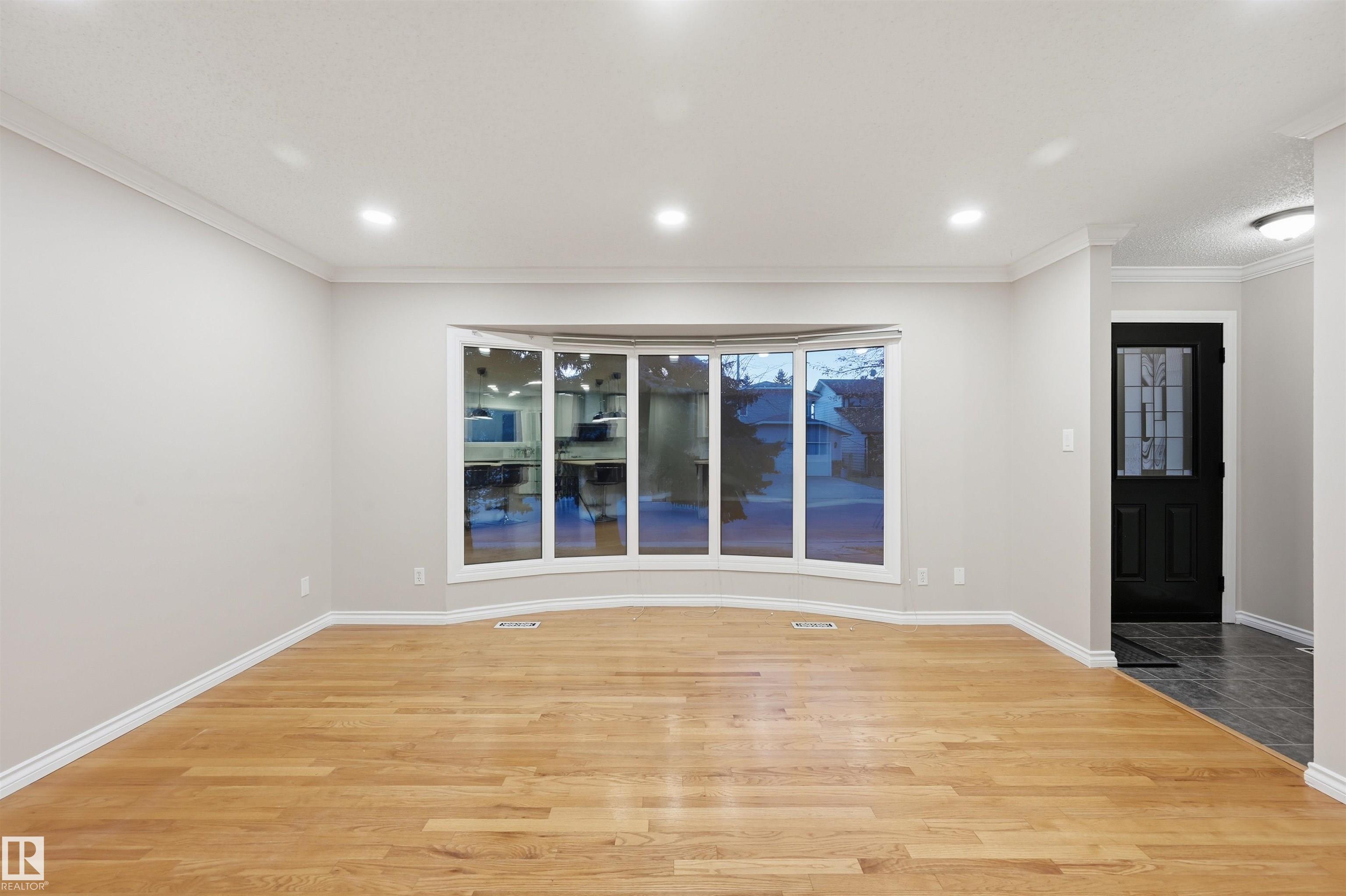 Photo 3 at 16803 93 Street NW, Lago Lindo, Edmonton