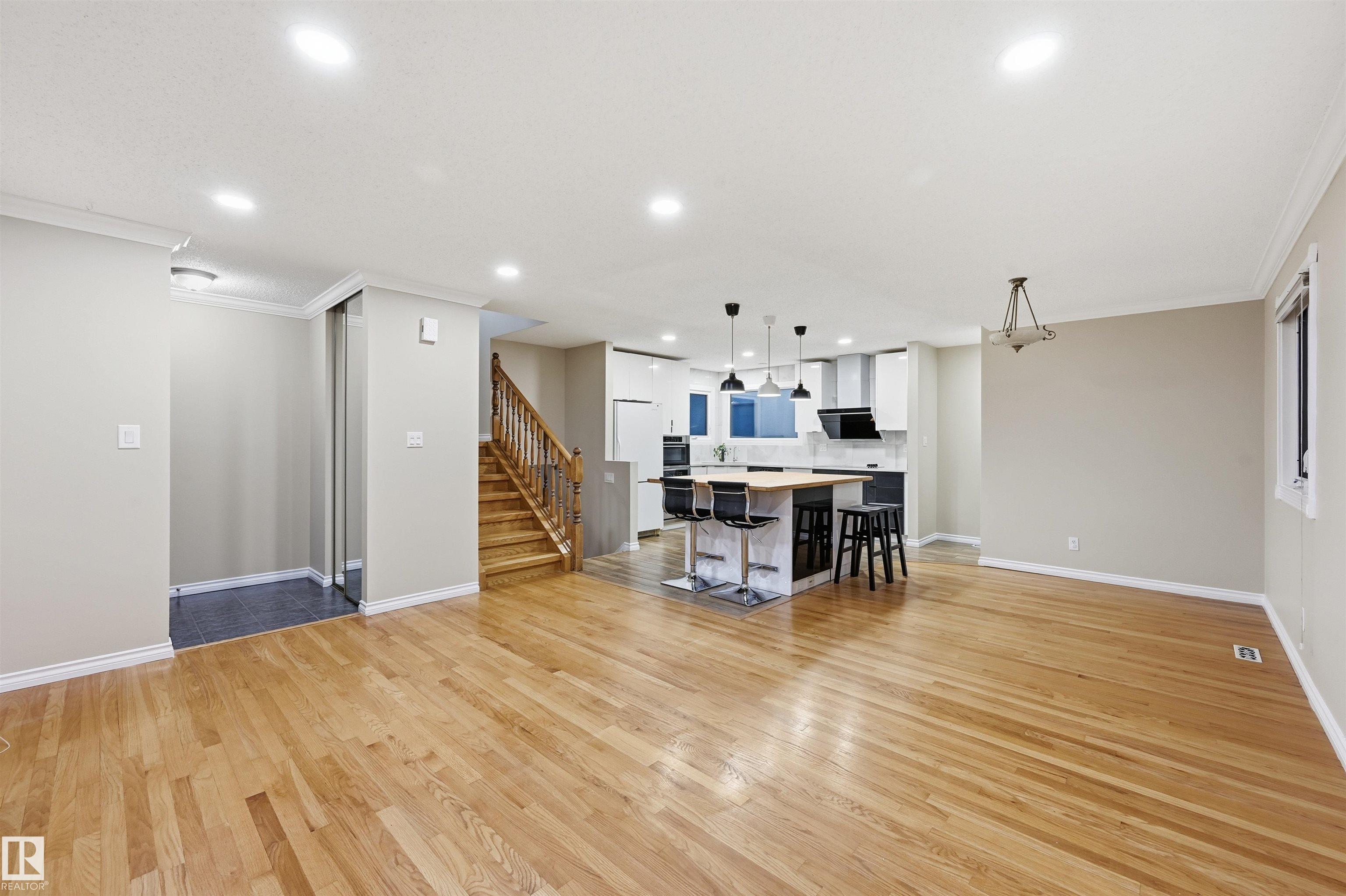 Photo 4 at 16803 93 Street NW, Lago Lindo, Edmonton