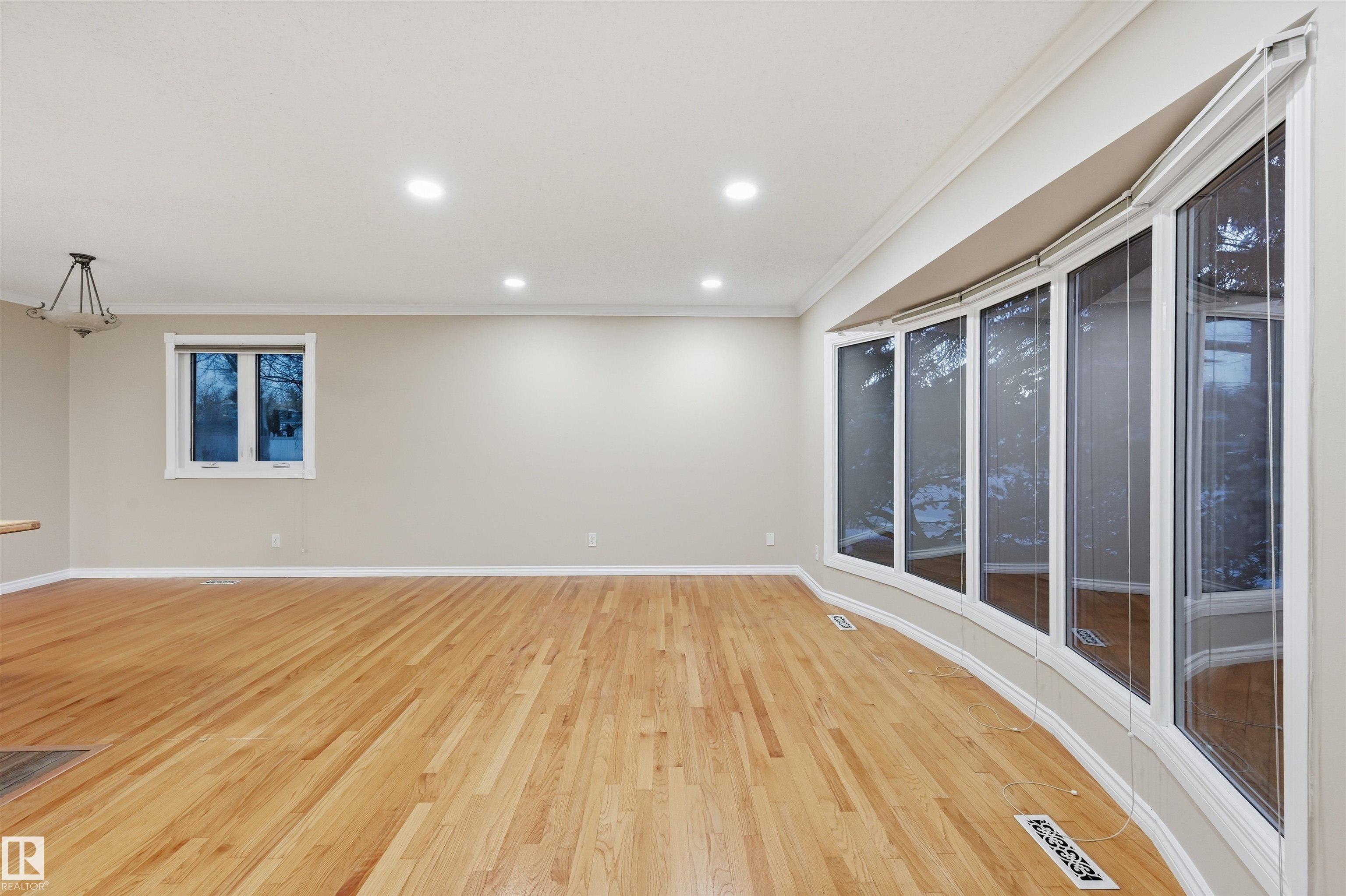 Photo 5 at 16803 93 Street NW, Lago Lindo, Edmonton