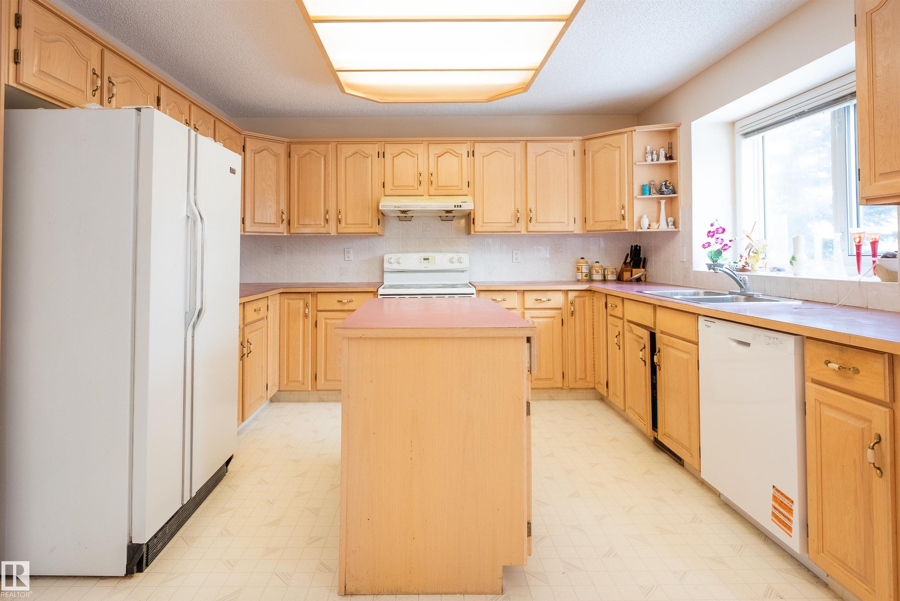 Photo 9 at 716 Revell Crescent NW, Rhatigan Ridge, Edmonton