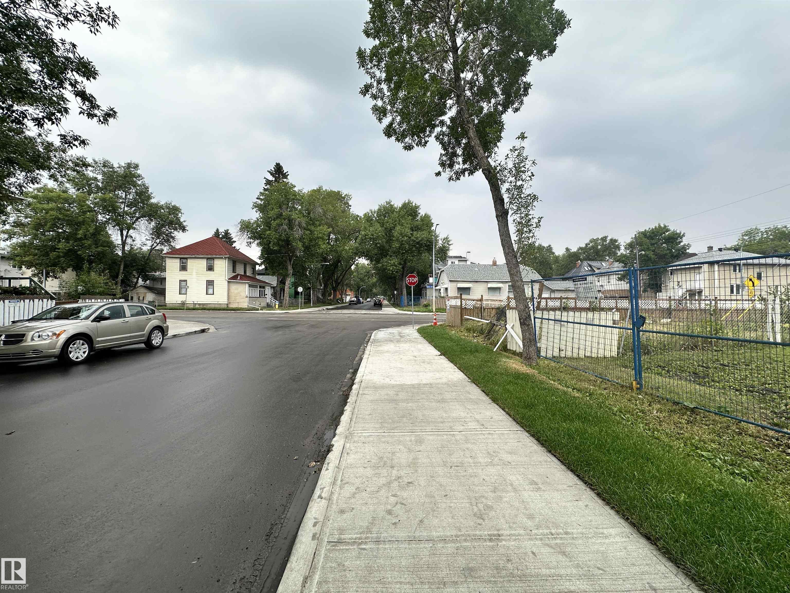 Photo 4 at 10733 93 Street NW, Mccauley, Edmonton