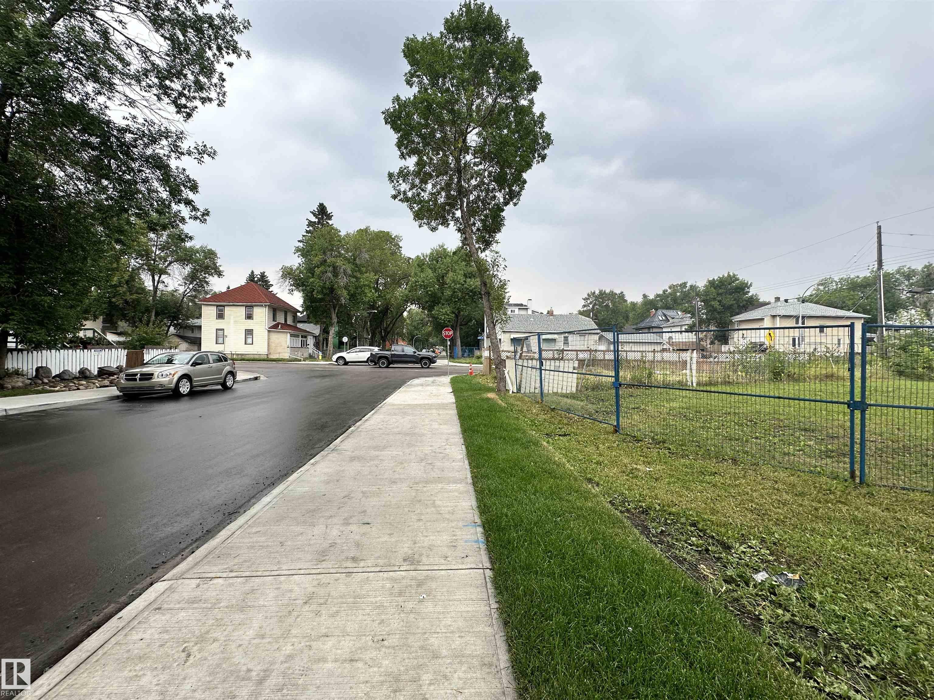 Photo 5 at 10733 93 Street NW, Mccauley, Edmonton