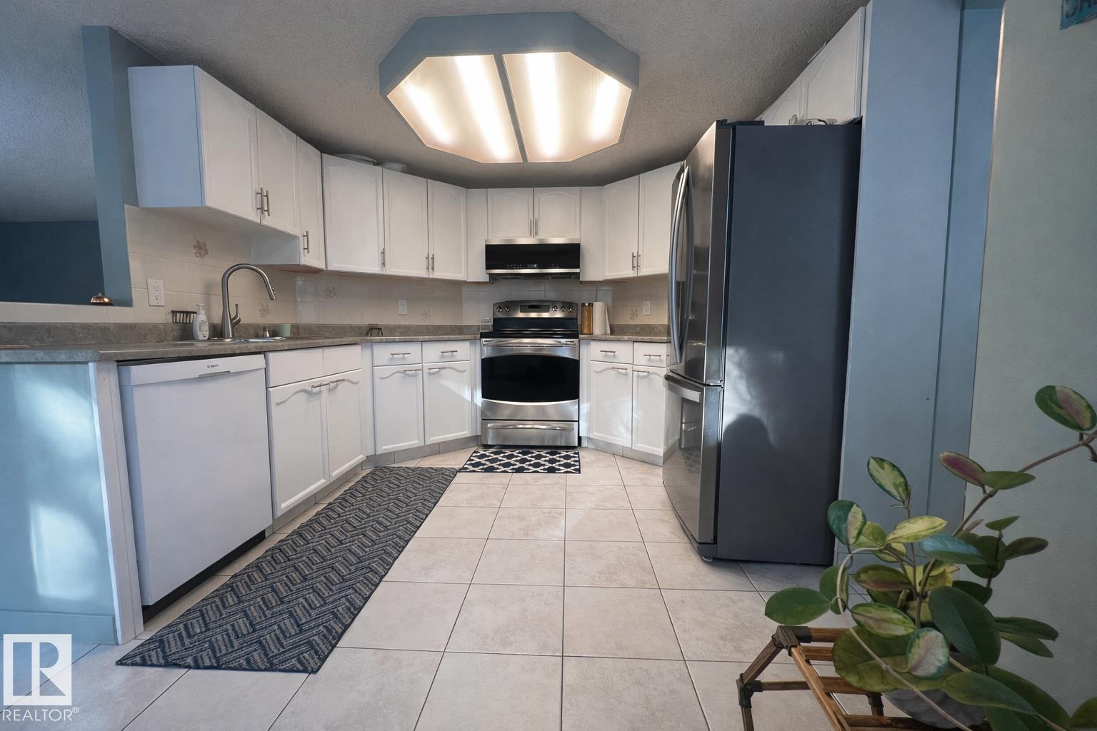 Photo 7 at 19011 92a Avenue NW, Belmead, Edmonton