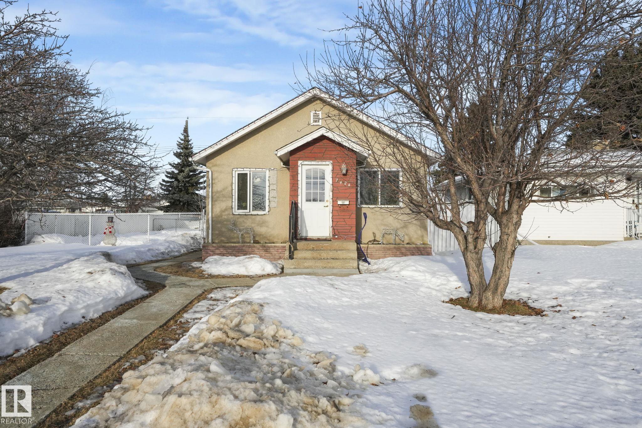 Photo 2 at 7424 128 Avenue NW, Balwin, Edmonton