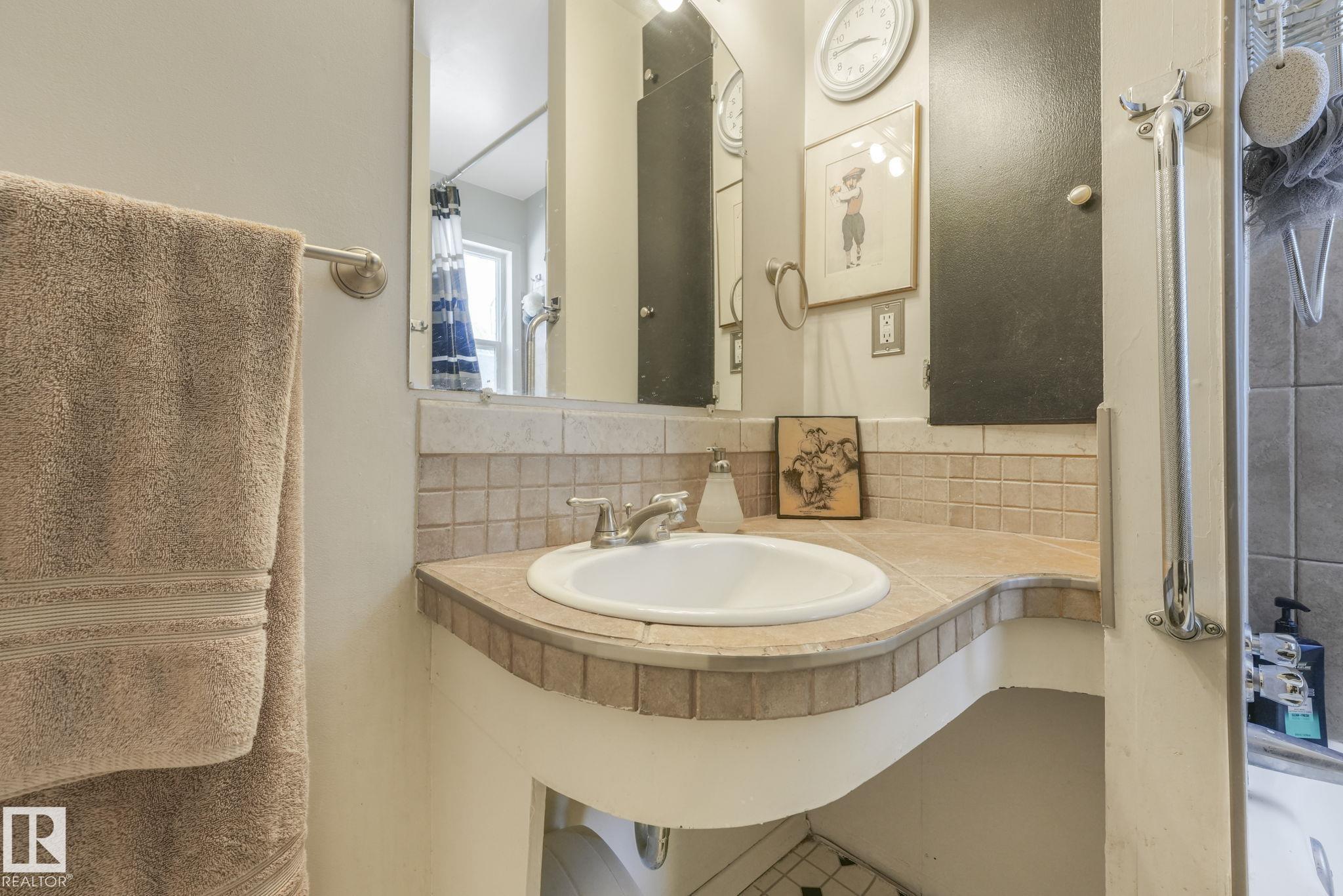 Photo 12 at 7424 128 Avenue NW, Balwin, Edmonton