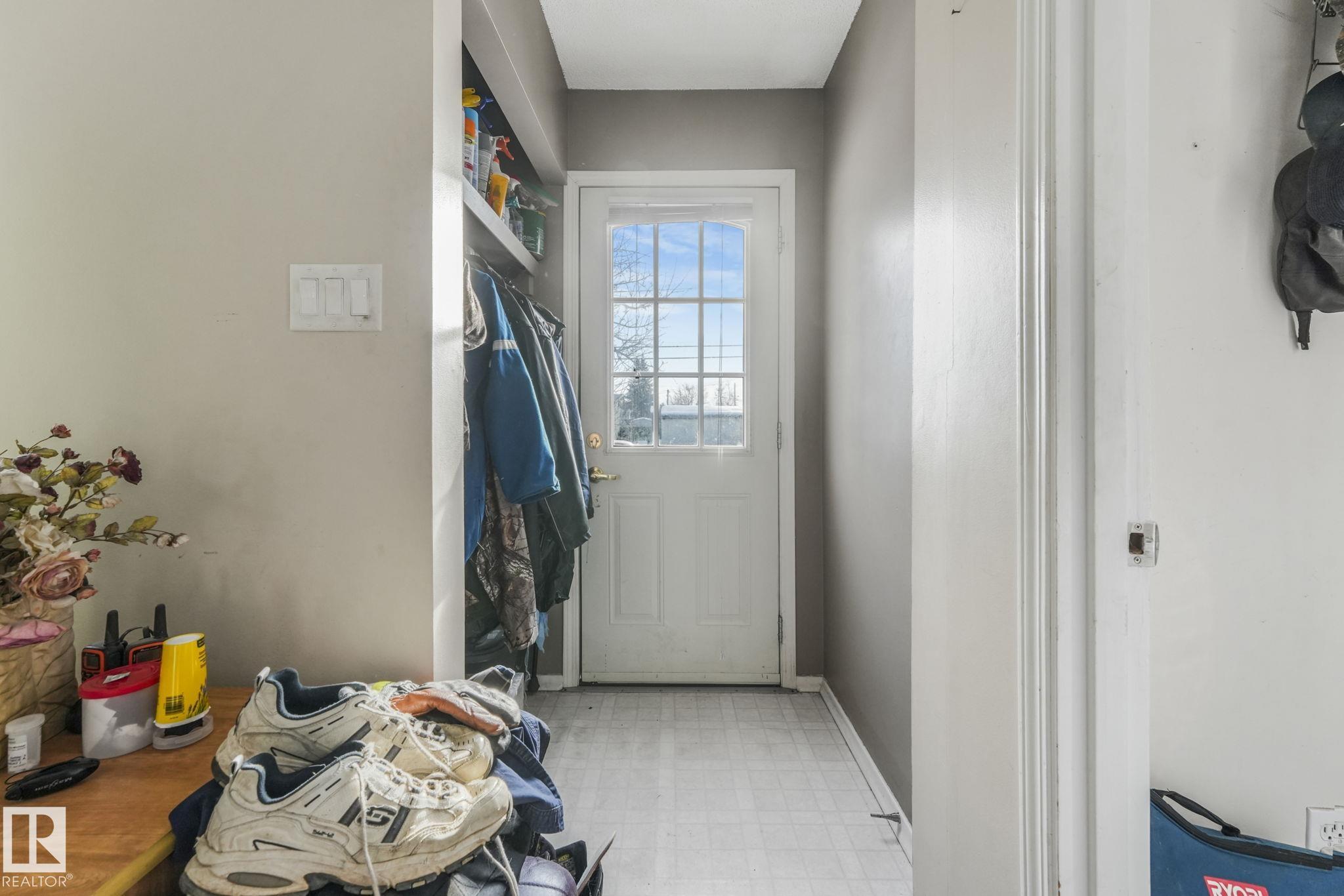 Photo 4 at 7424 128 Avenue NW, Balwin, Edmonton