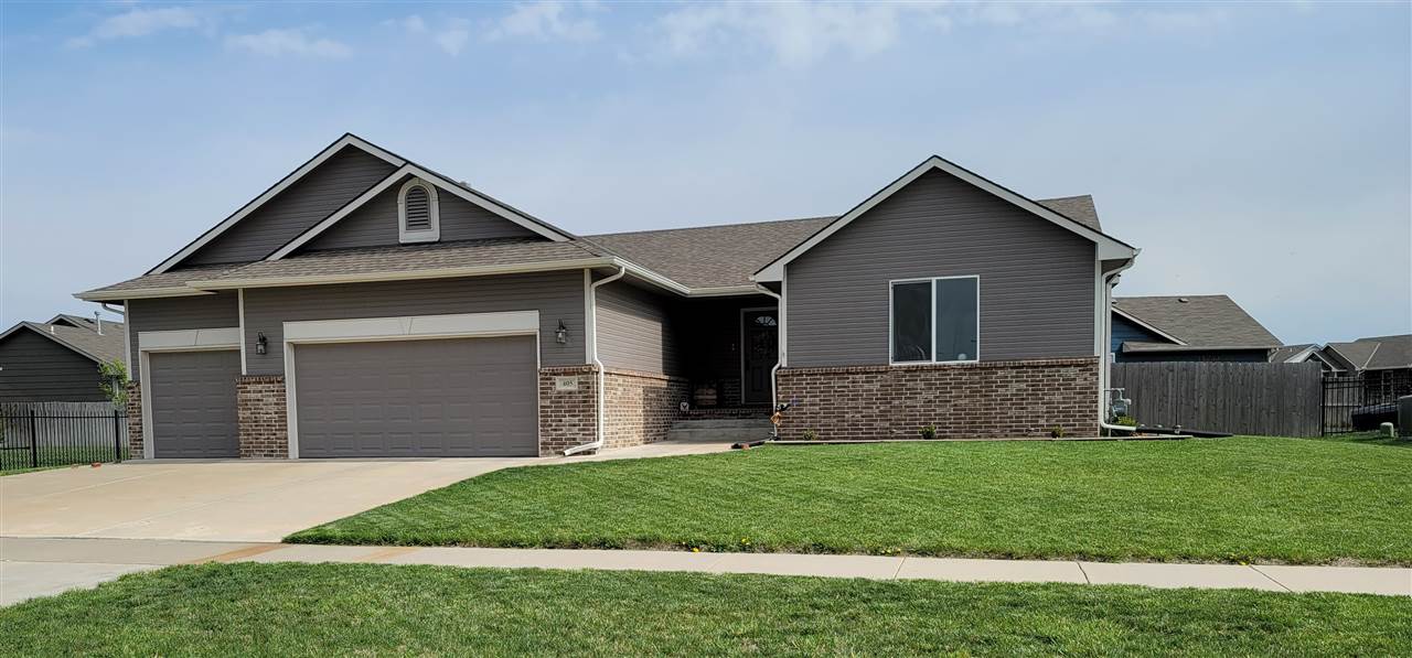 405 Meadowbrook Dr, Newton, KS 67114