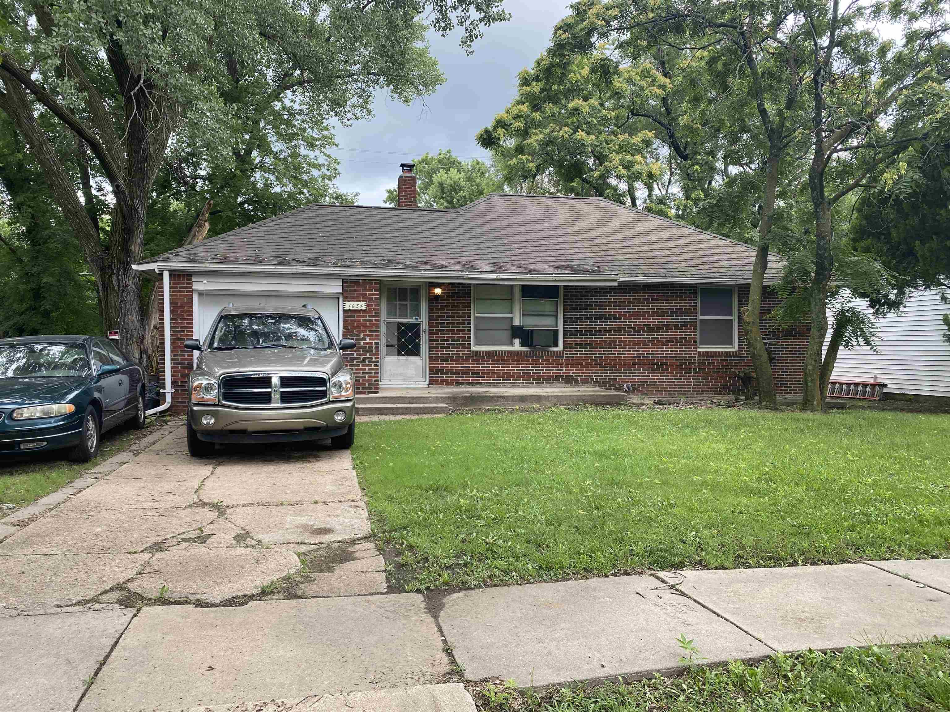 Very nice 2 bedroom home with unfinished basement on large corner lot. Kitchen and bathroom have bot