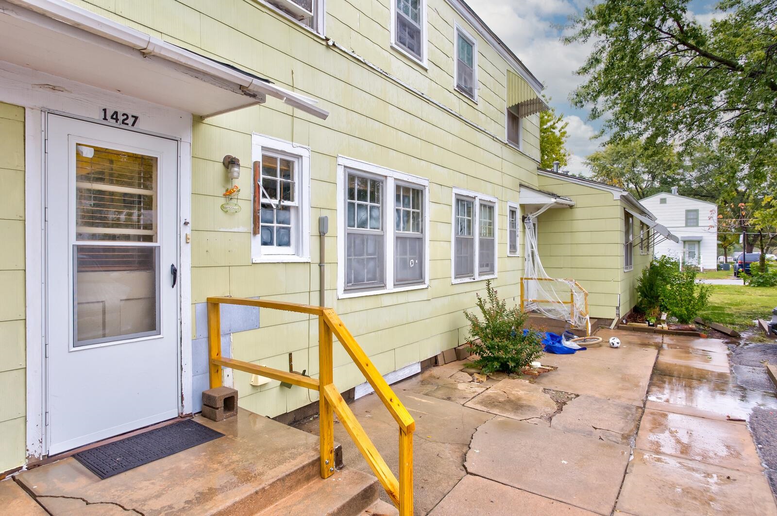 ***Buyer fell through! Back on the market!*** Welcome home to this 2-story 2 bedroom, 1 bath condo! 