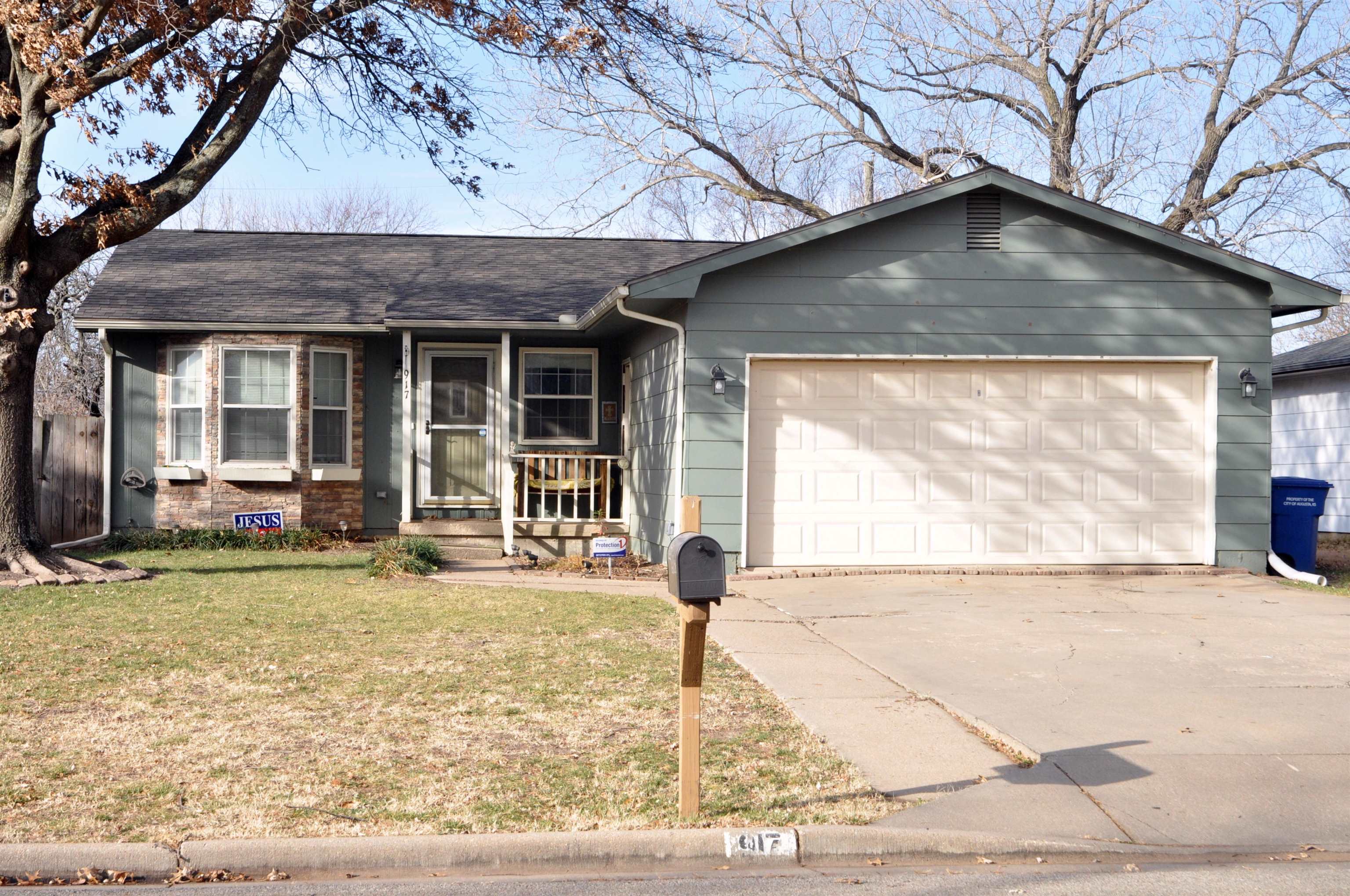 Don't miss your opportunity at small town living with many amenities and a short drive to Wichita!!!