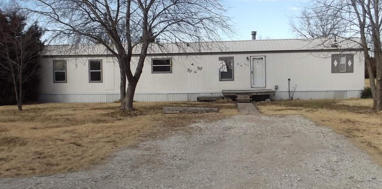 WHAT A FIND INTO DAYS MARKET.  OWNER WILL CARRY THE LOAN ON THIS GREAT PROPERTY.  THIS MOBILE HOME W