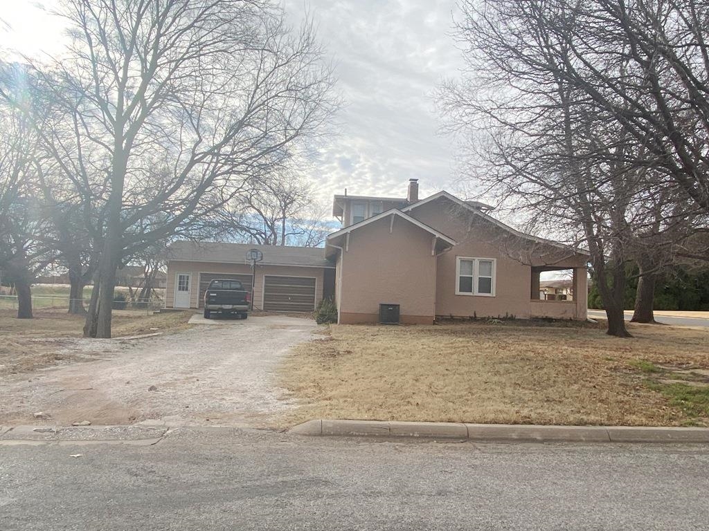 For Sale: 606 S Ninth St, Kiowa KS