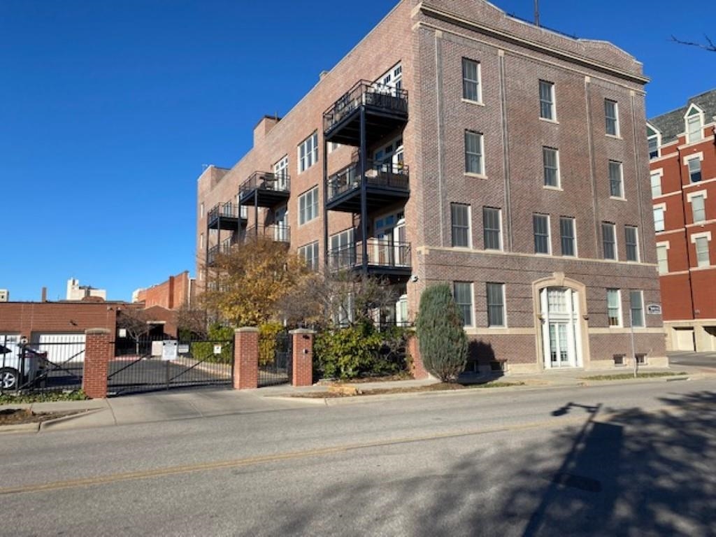 Wonderful gated downtown loft, with a brick patio, updated kitchen with stainless steel appliances, 