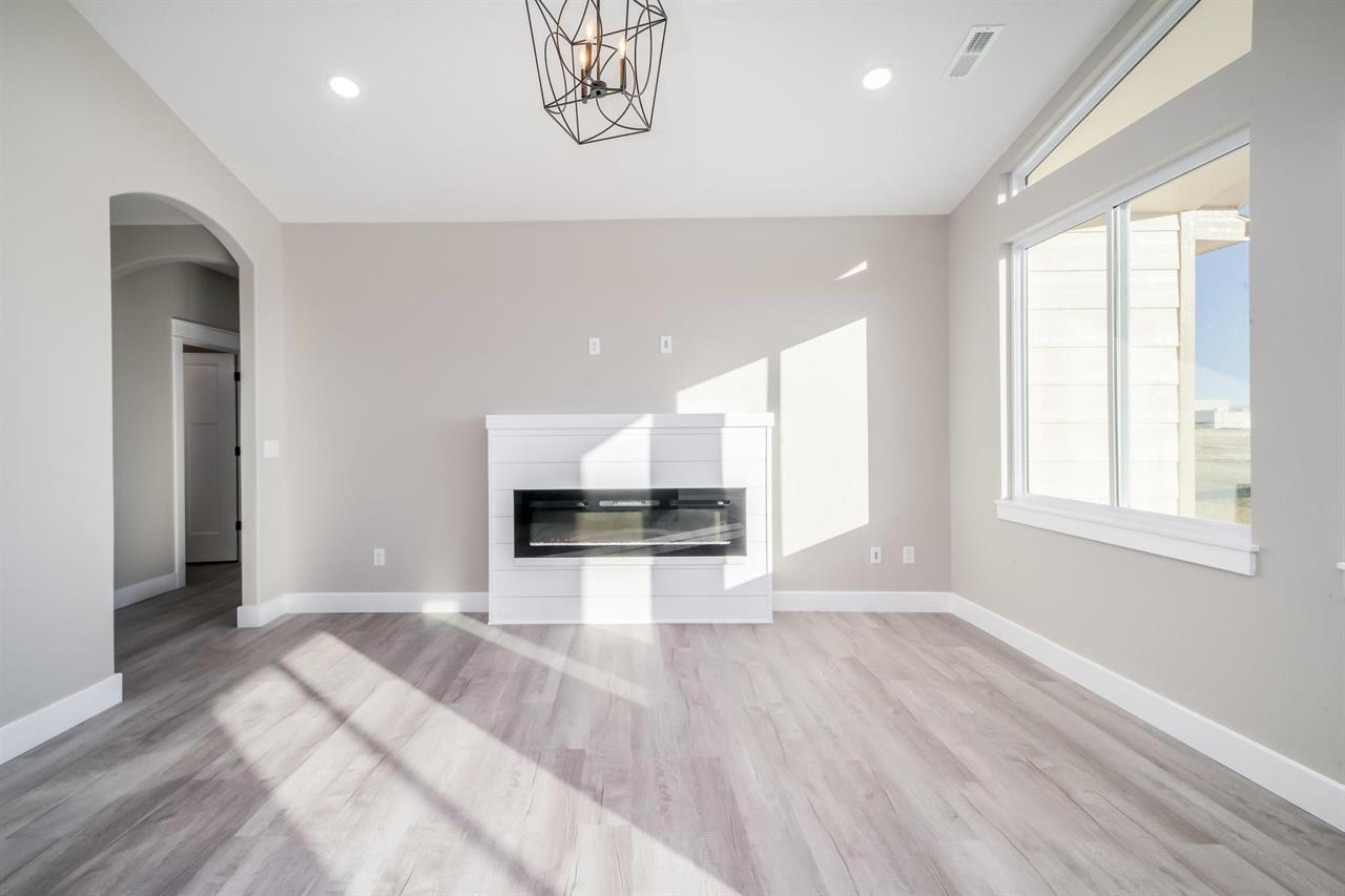 For Sale: 1261 E Park Glen Ct, Clearwater KS