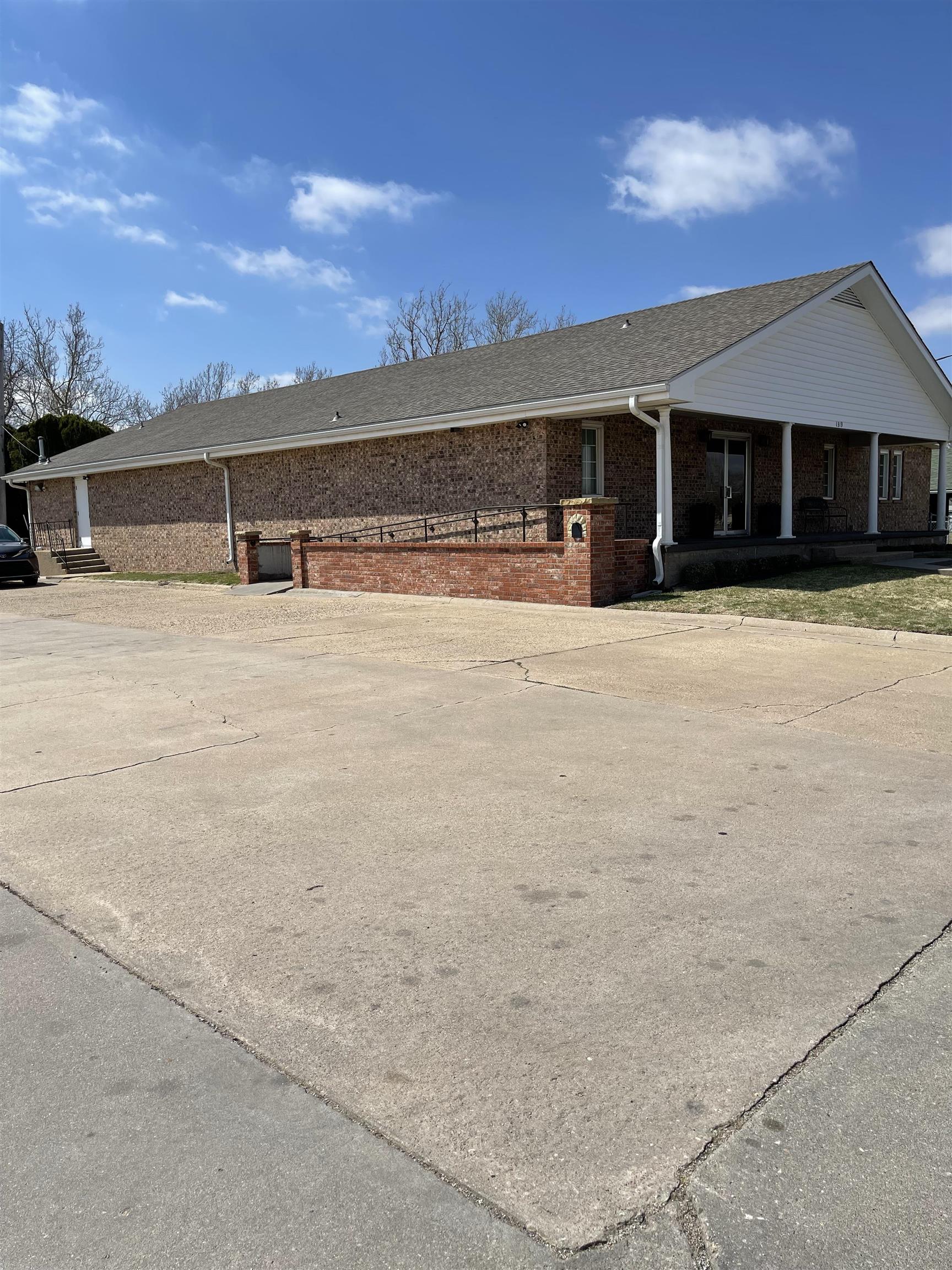 Photo of 1319 E 17th Ave in Hutchinson, KS