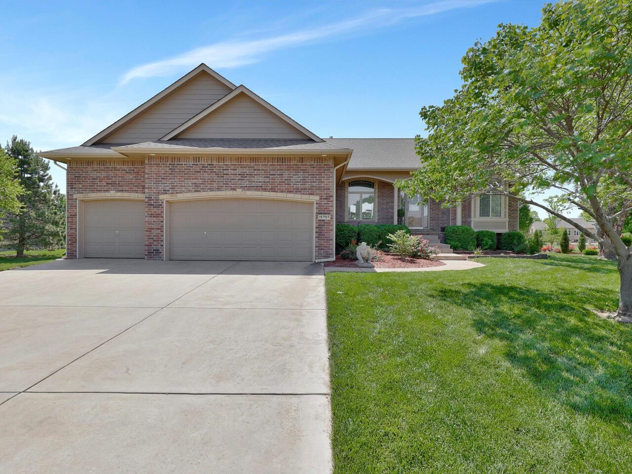 This ranch style split, open floor plan has tall ceilings with 3 bedrooms and 2 bathrooms on the mai