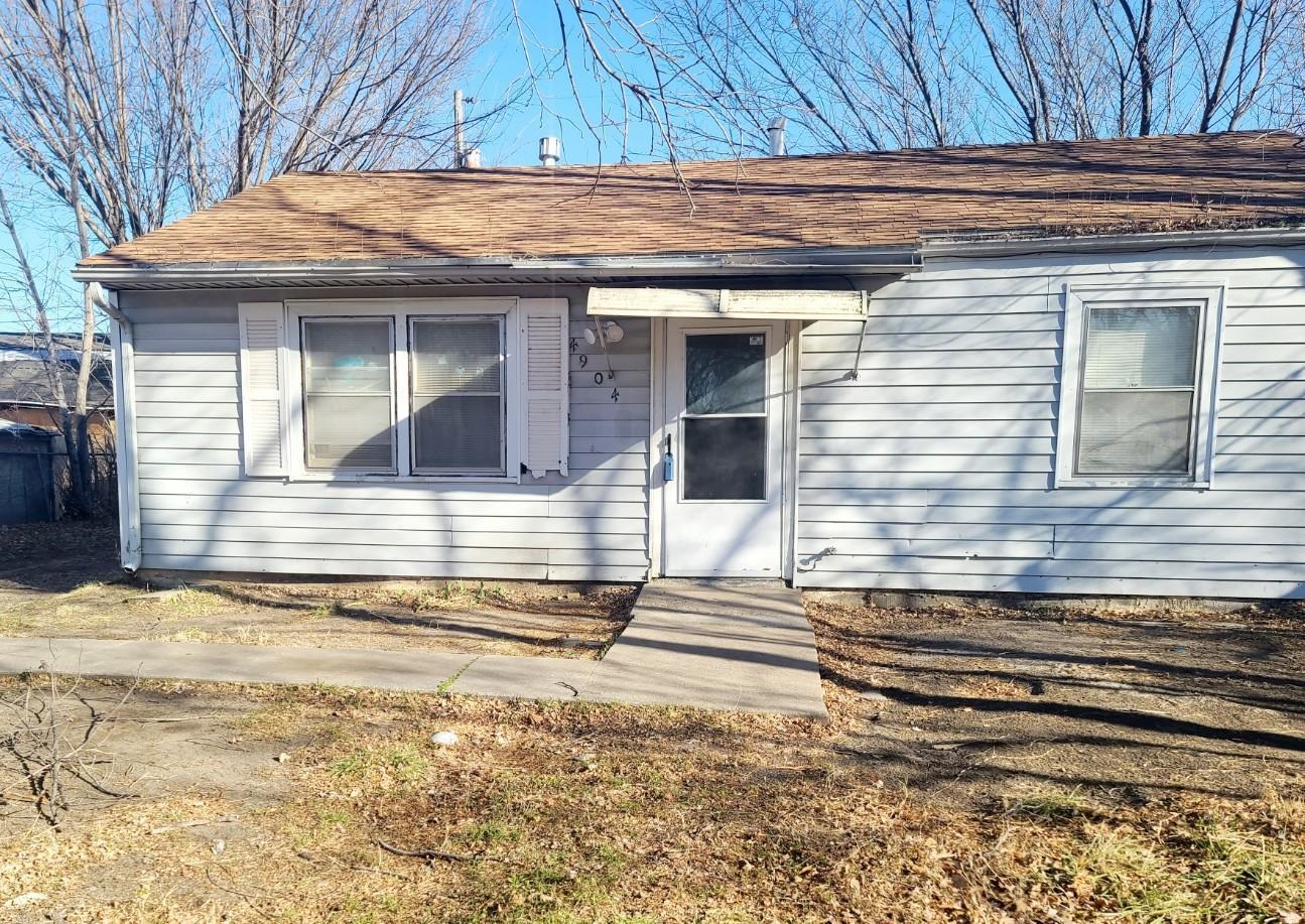 INVESTOR SPECIAL! Perfect rental home ready for some TLC! Vinyl Siding. Central Heat/Air. Set on lar