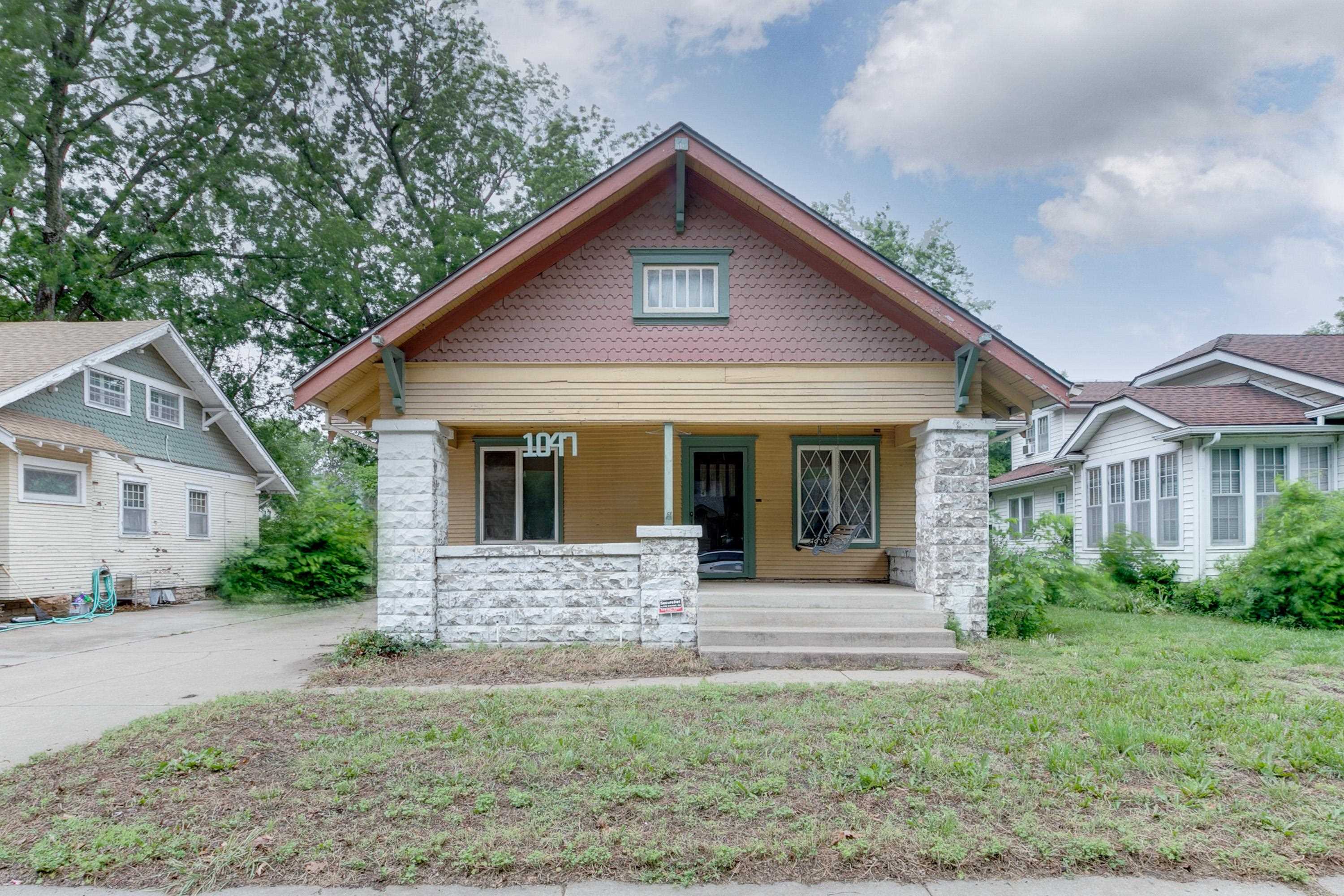 Charming 1912 Bungalow in desirable Riverside! Blocks from museums, shopping, and Keeper of the Plai