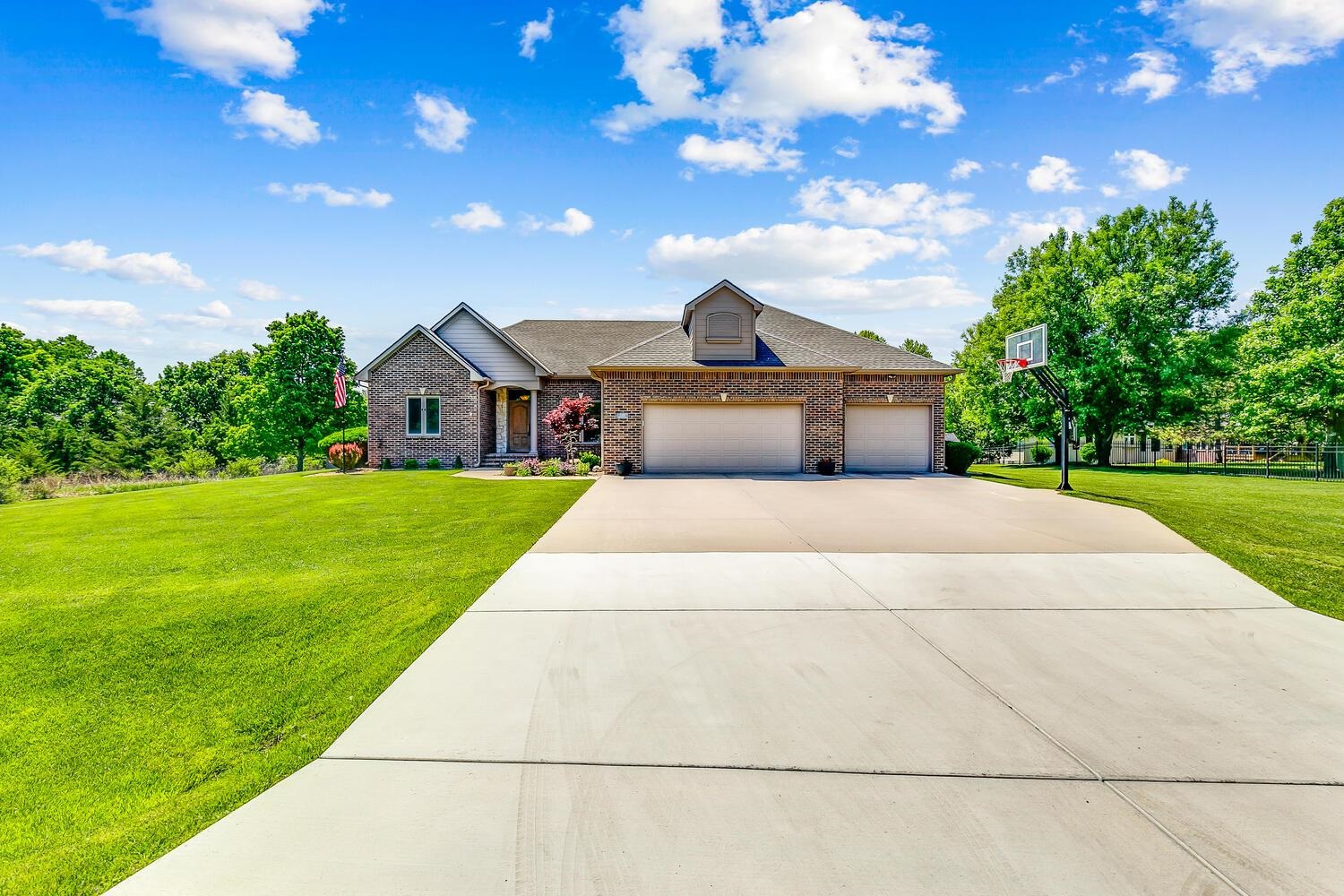 3515 N Prairie Hills Dr, Hutchinson, KS 67502