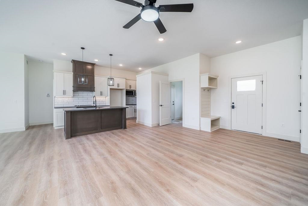 1123 W Hazel Ln