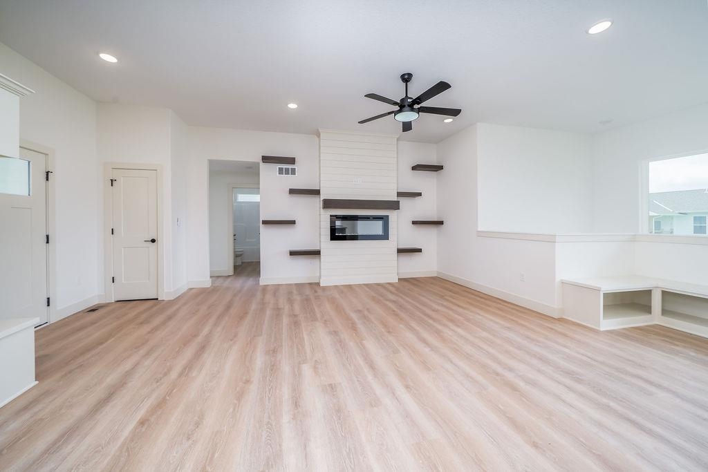 1123 W Hazel Ln