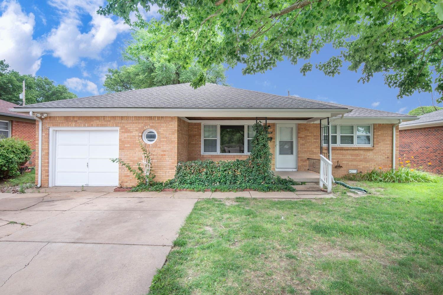 DFT - UPGRADED ALL BRICK DERBY RANCH FEATURING 2 BEDS 1.5 BATHS & OVER 1200 SQ FT IN A GREAT AREA!  