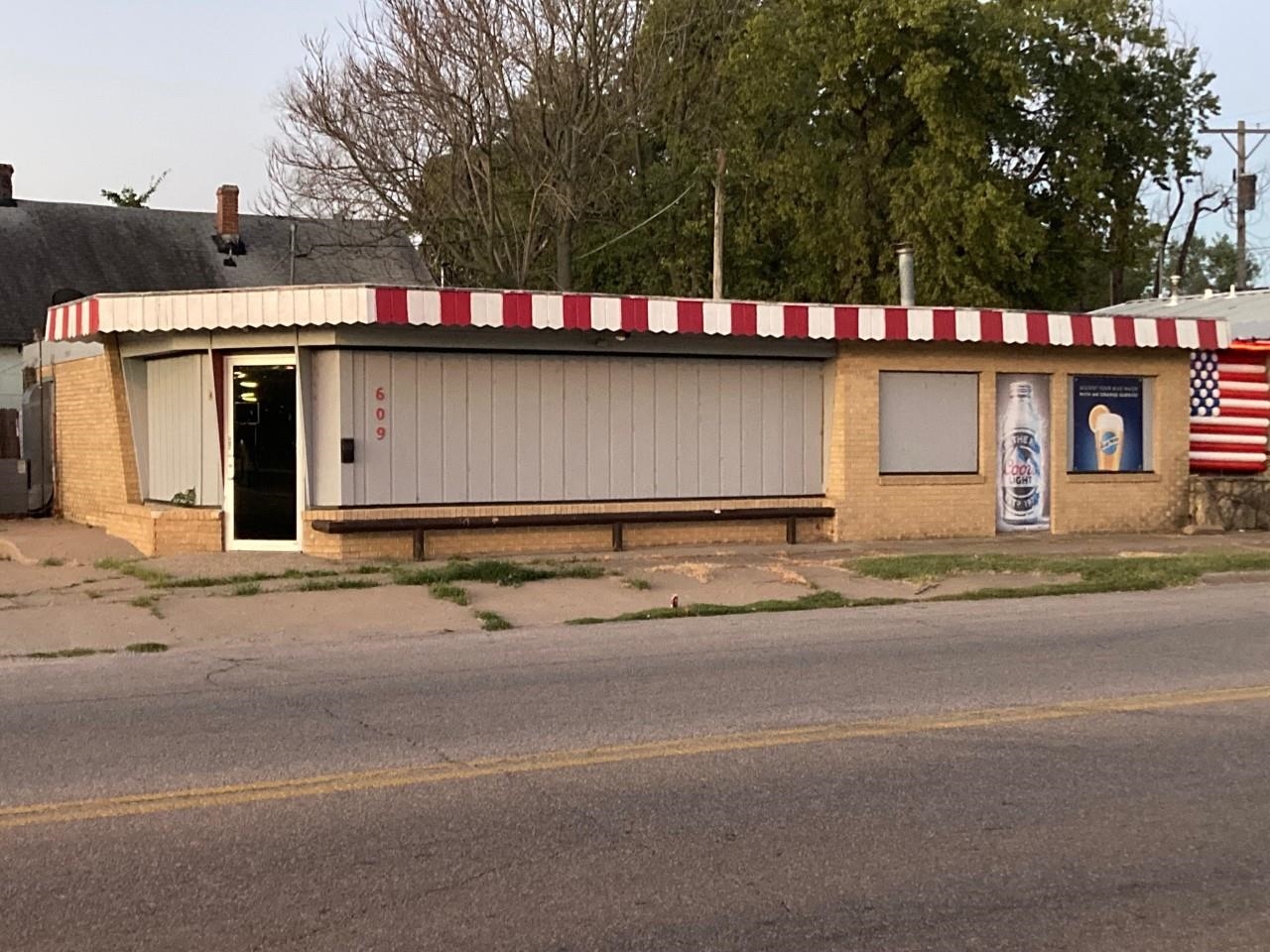 Photo of 609 W Madison Ave in Arkansas City, KS