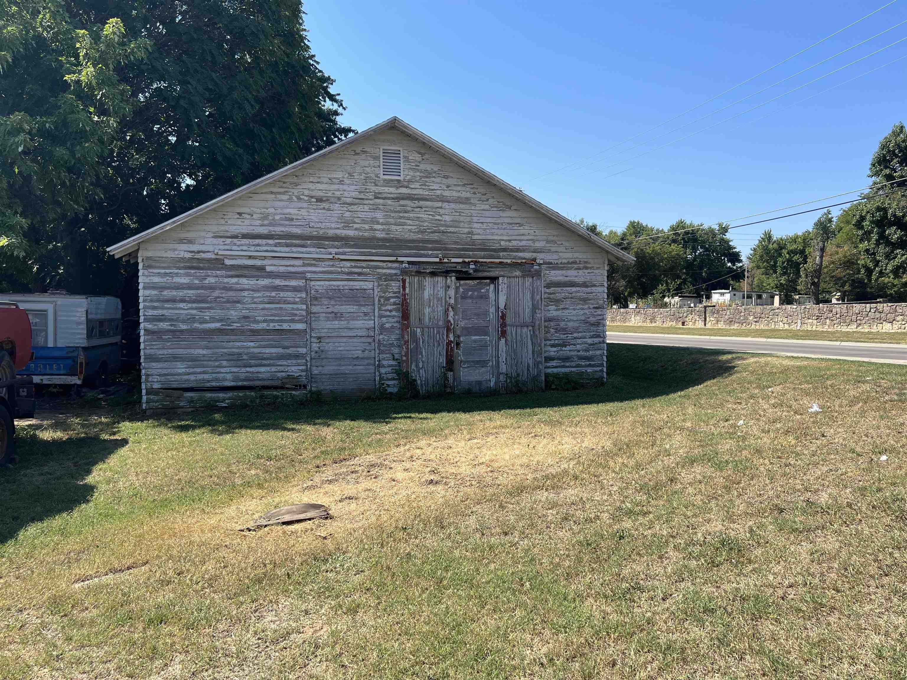 Looking for a garage to house your car collection? Maybe you're looking for a shop for storage or hobby? Put on your thinking caps and get creative! Call the listing agent to see this property.