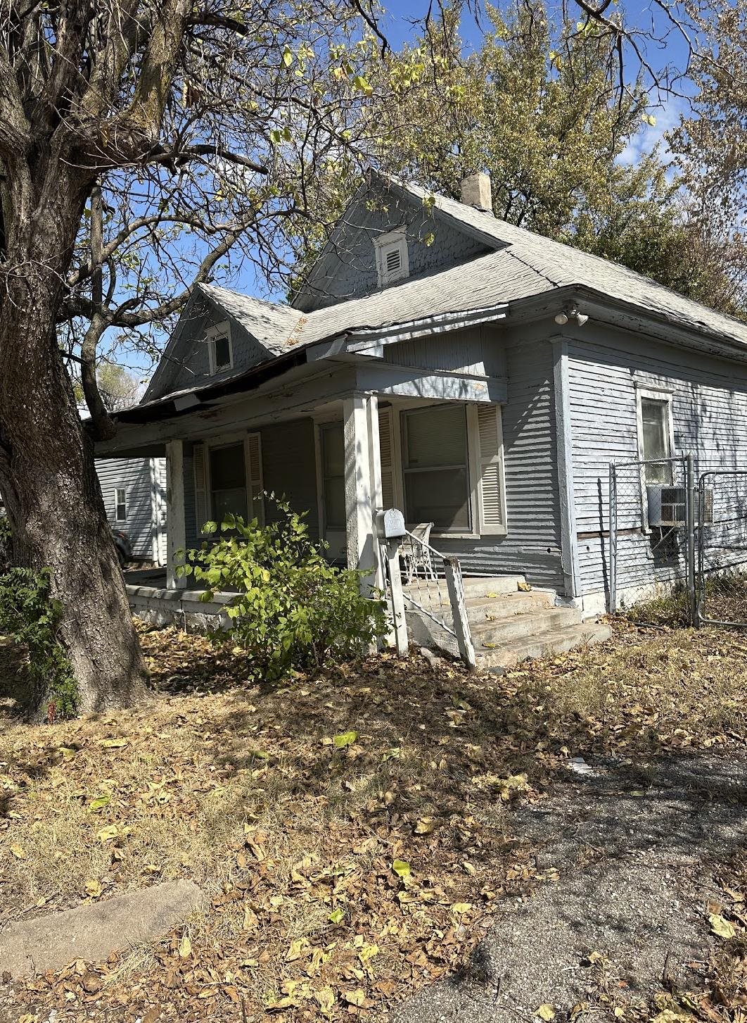 Investor special!! This 3 bedroom, 1 bathroom would make a fantastic rental! Tons of opportunity! St