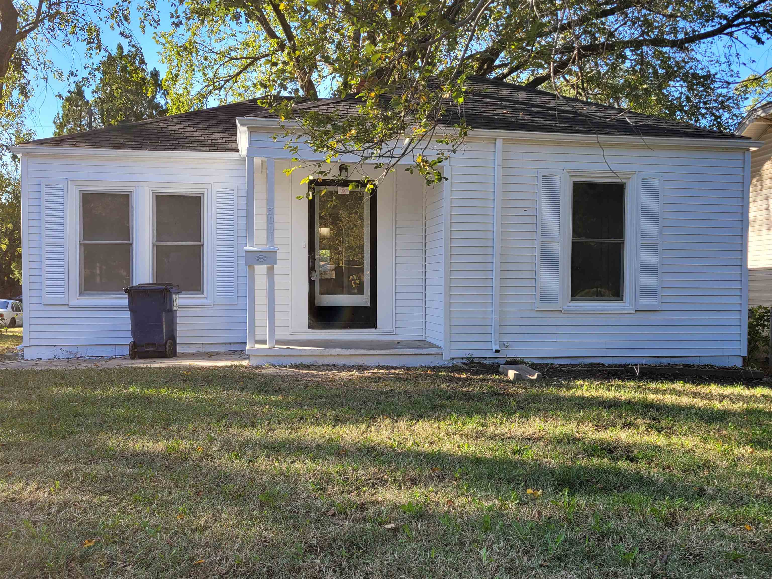 Don’t miss this turnkey investment opportunity near the Delano District. This home offers 2 bedrooms