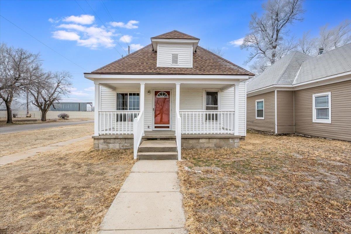 Photo of 29 E Ave F in Hutchinson, KS