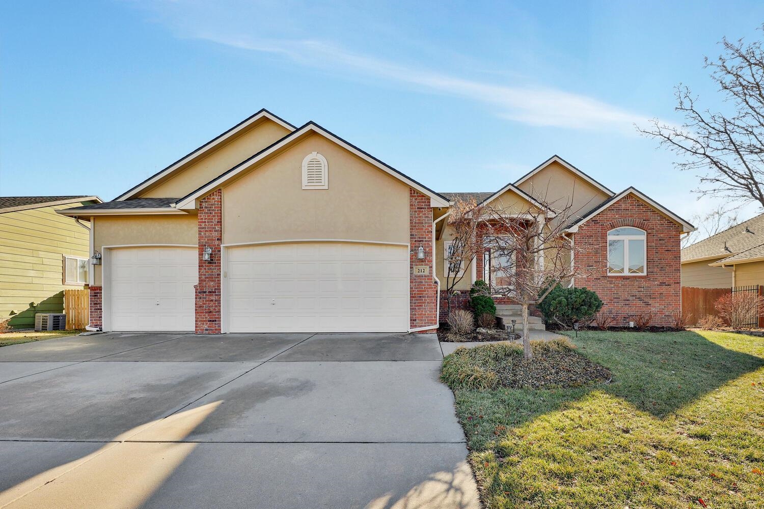Photo of 212 S Onewood Dr in Andover, KS