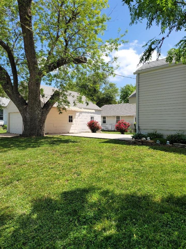 For Sale: 702 E 2nd St, Eureka KS