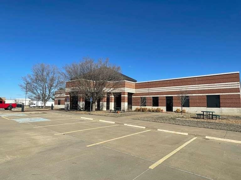 2800 S Rock Rd, Wichita, KS 67210