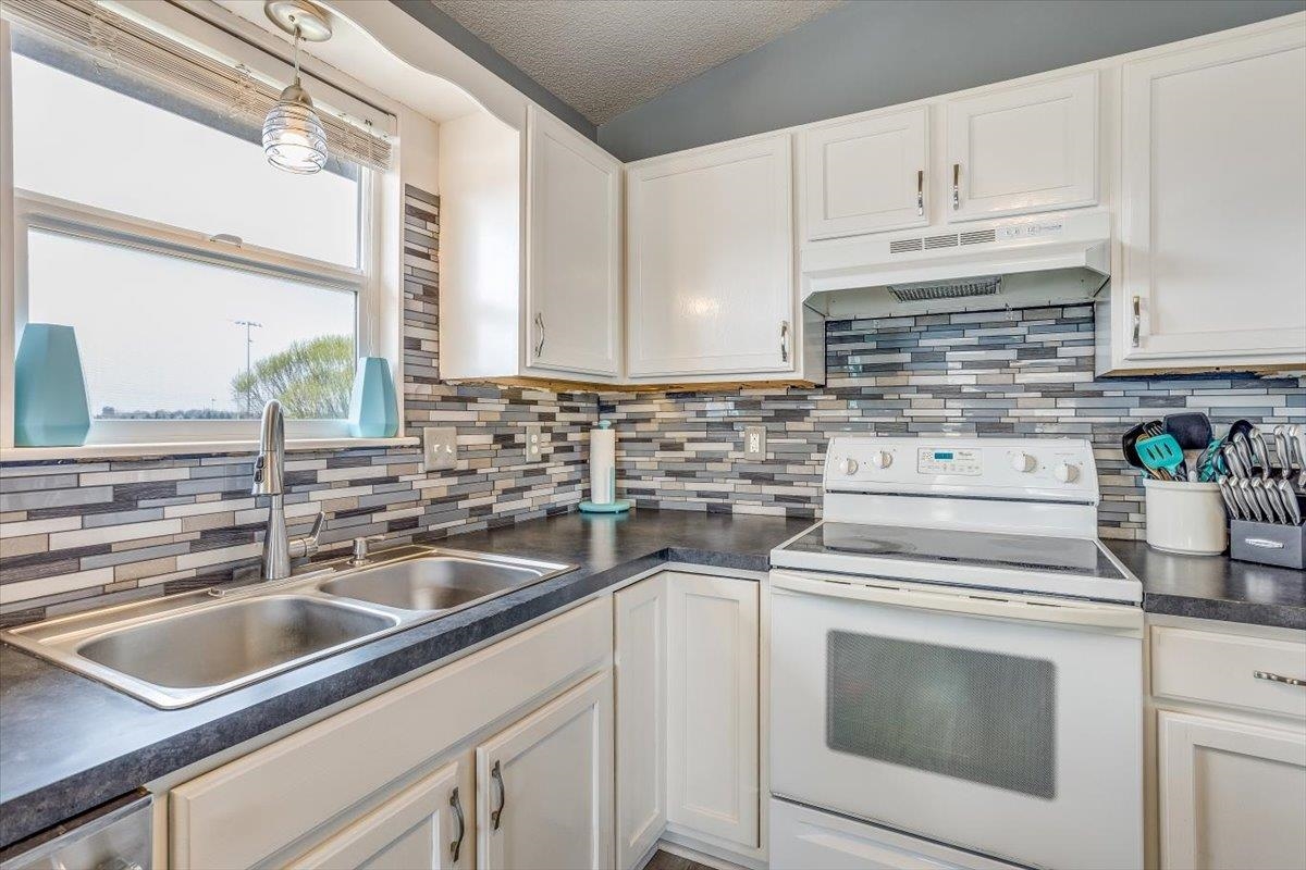 For Sale: 755  Laramie Cir, Maize KS