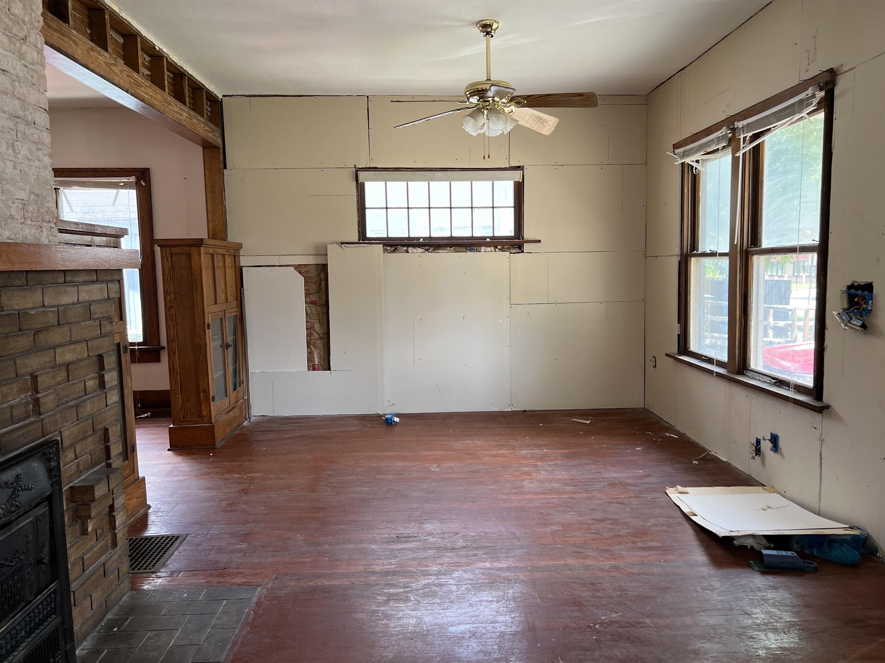 1047 N Waco Ave