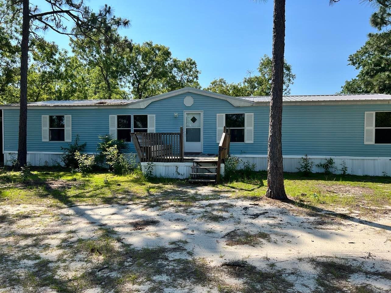 Charming 3br/2ba mobile home on a little over 1 acre of land.  Minutes away from the public boat ramp, Country Boy's Restaurant, &  Ingram's Marina. This home is fun in the sun, minutes away from Lake Talquin!