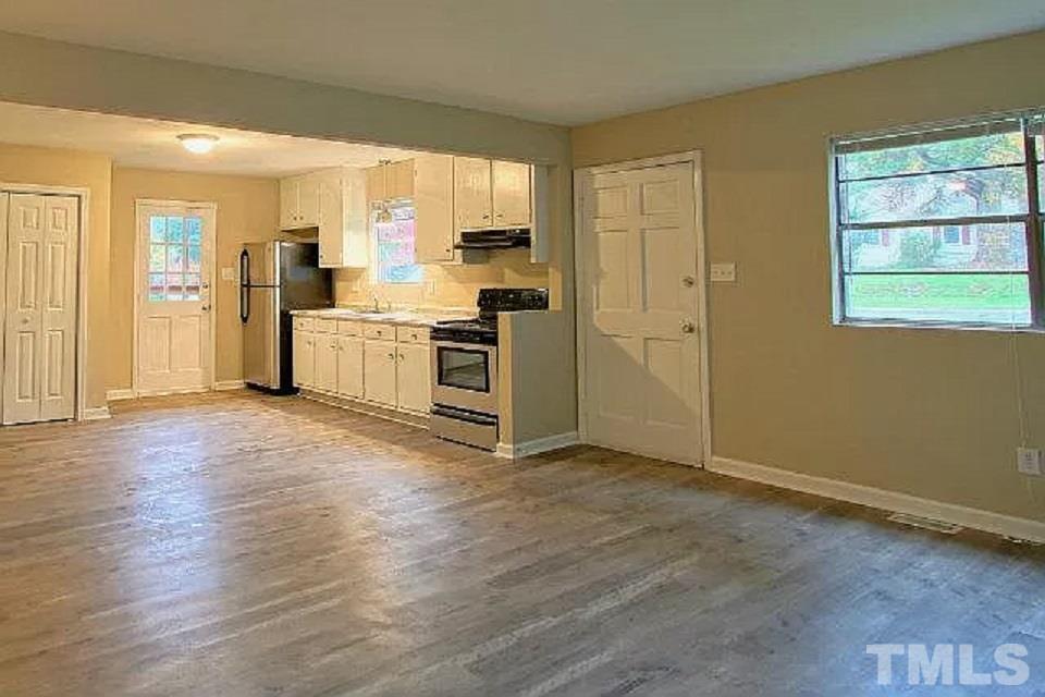 2518 Glendale Living Room/Kitchen