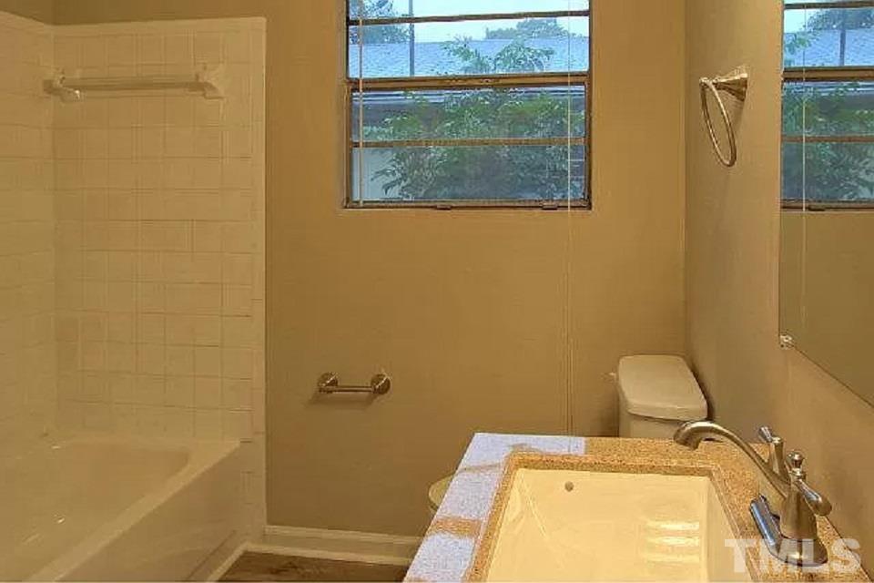 2518 Glendale Bathroom