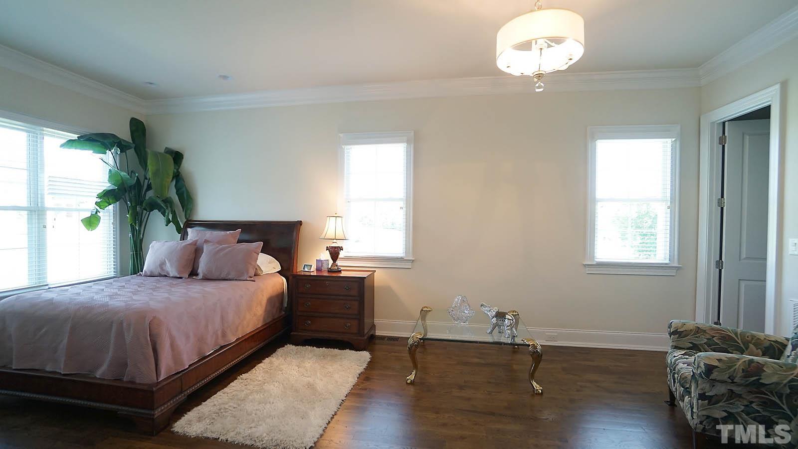 Large 1st floor suite with sitting room, walk-in-closet and own ensuite.