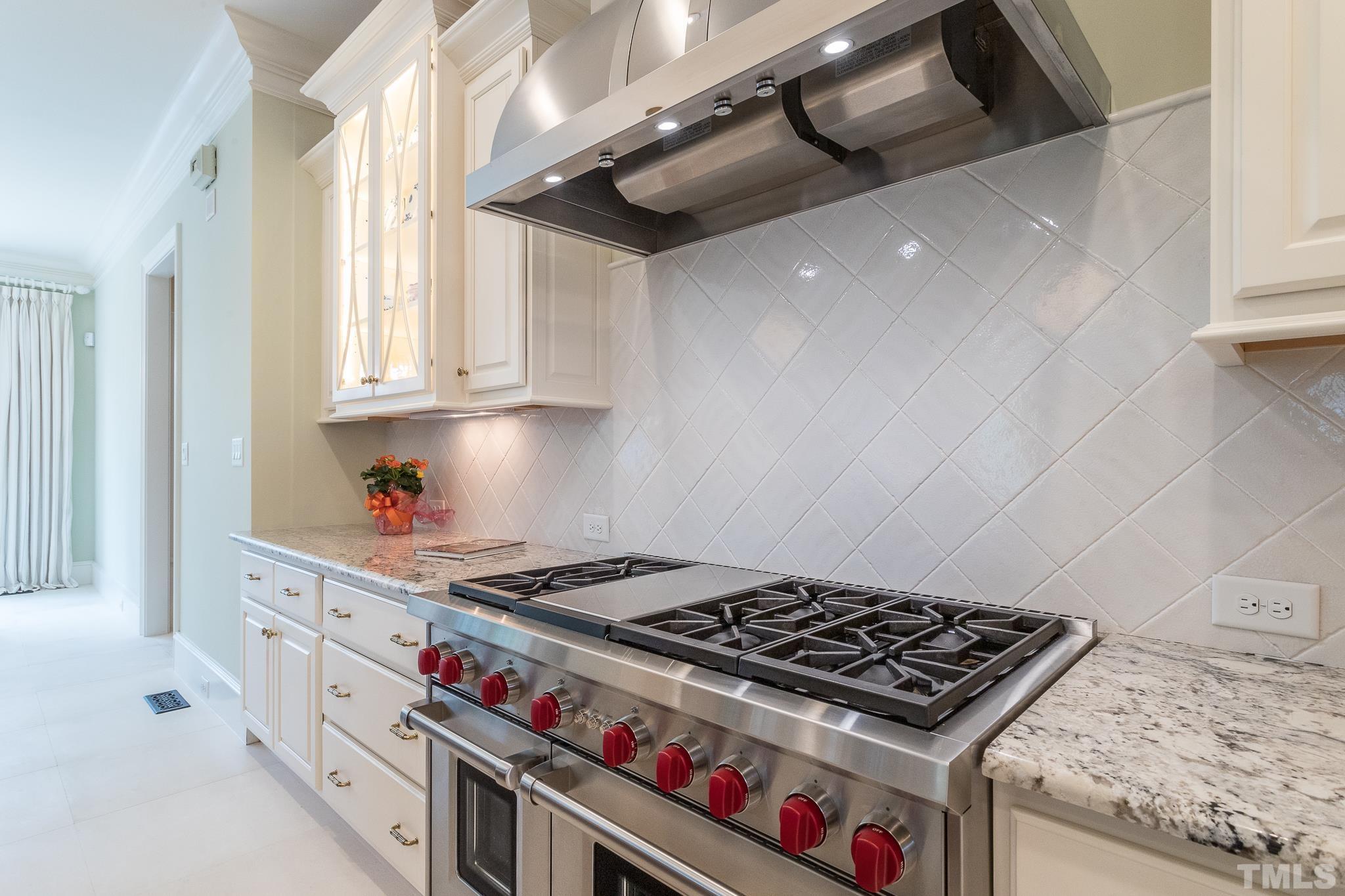 Try out a new recipe or bring in a private chef! This well-appointed kitchen will not disappoint.